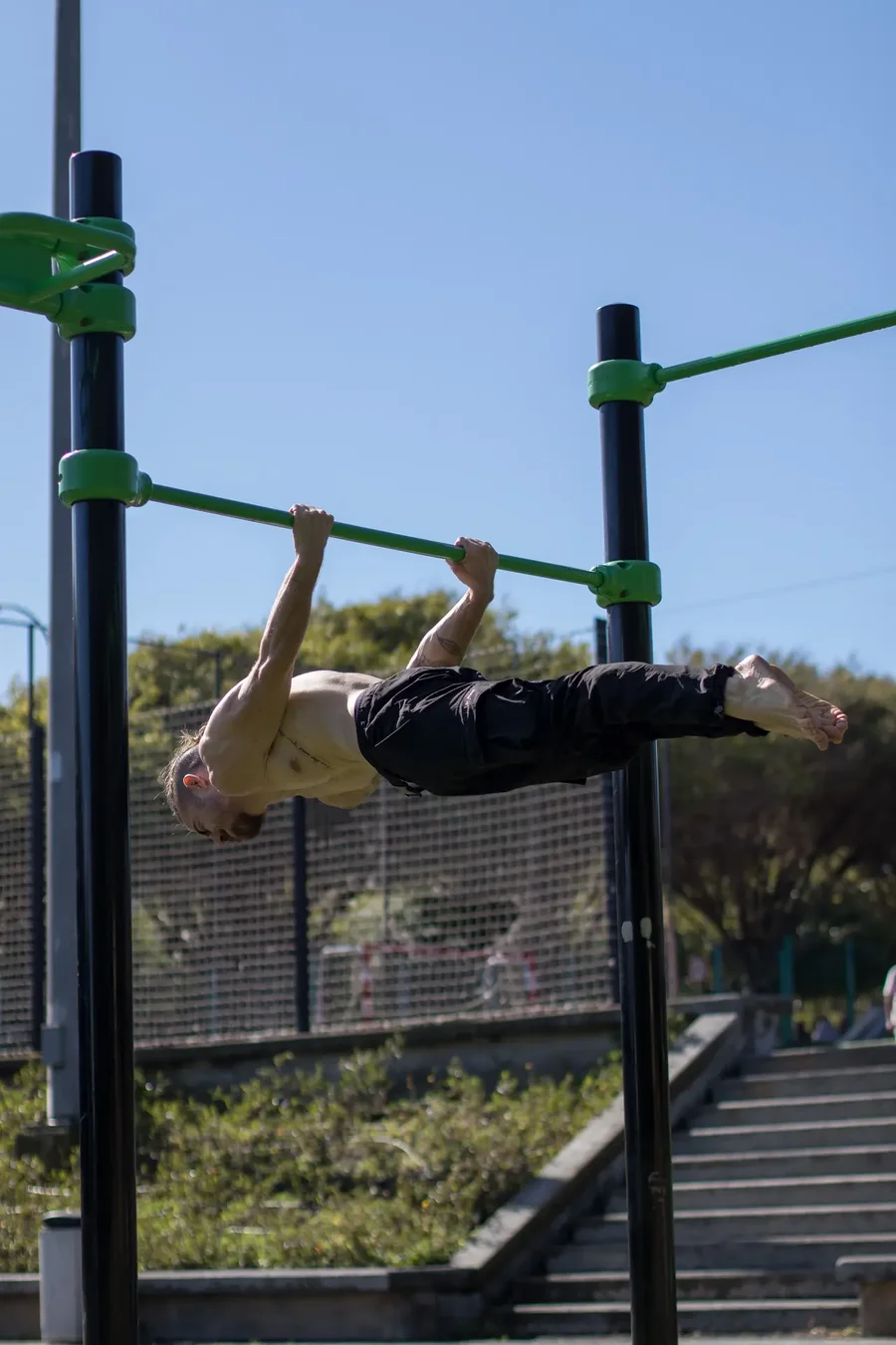 Jorge Pérez entrenando calistenia al aire libre en Las Palmas de Gran Canaria